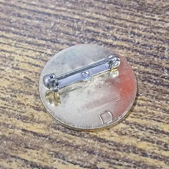 Retired Girl Scout "BROWNIE SAFETY AWARD PIN" Brown Triangle Button  NEW - Picture 3 of 3